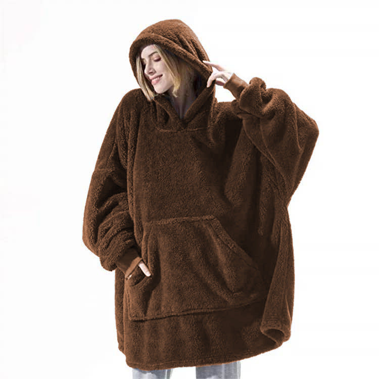 Person i oversize filthoodie med stor ficka