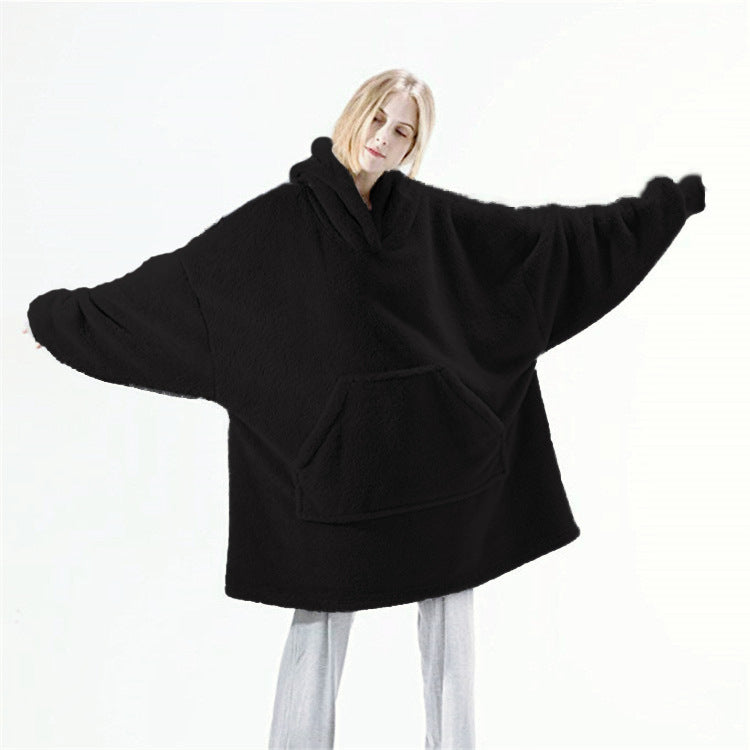 Person i oversize filthoodie med stor ficka