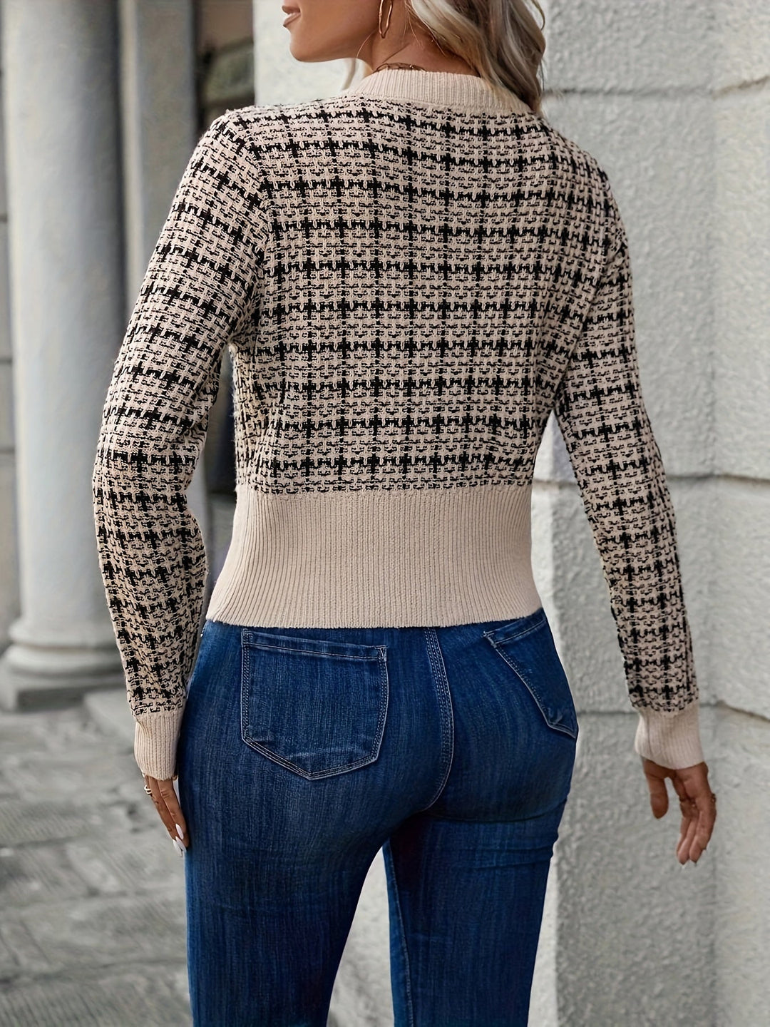 Dam modern kort kofta tillverkad av tweed material