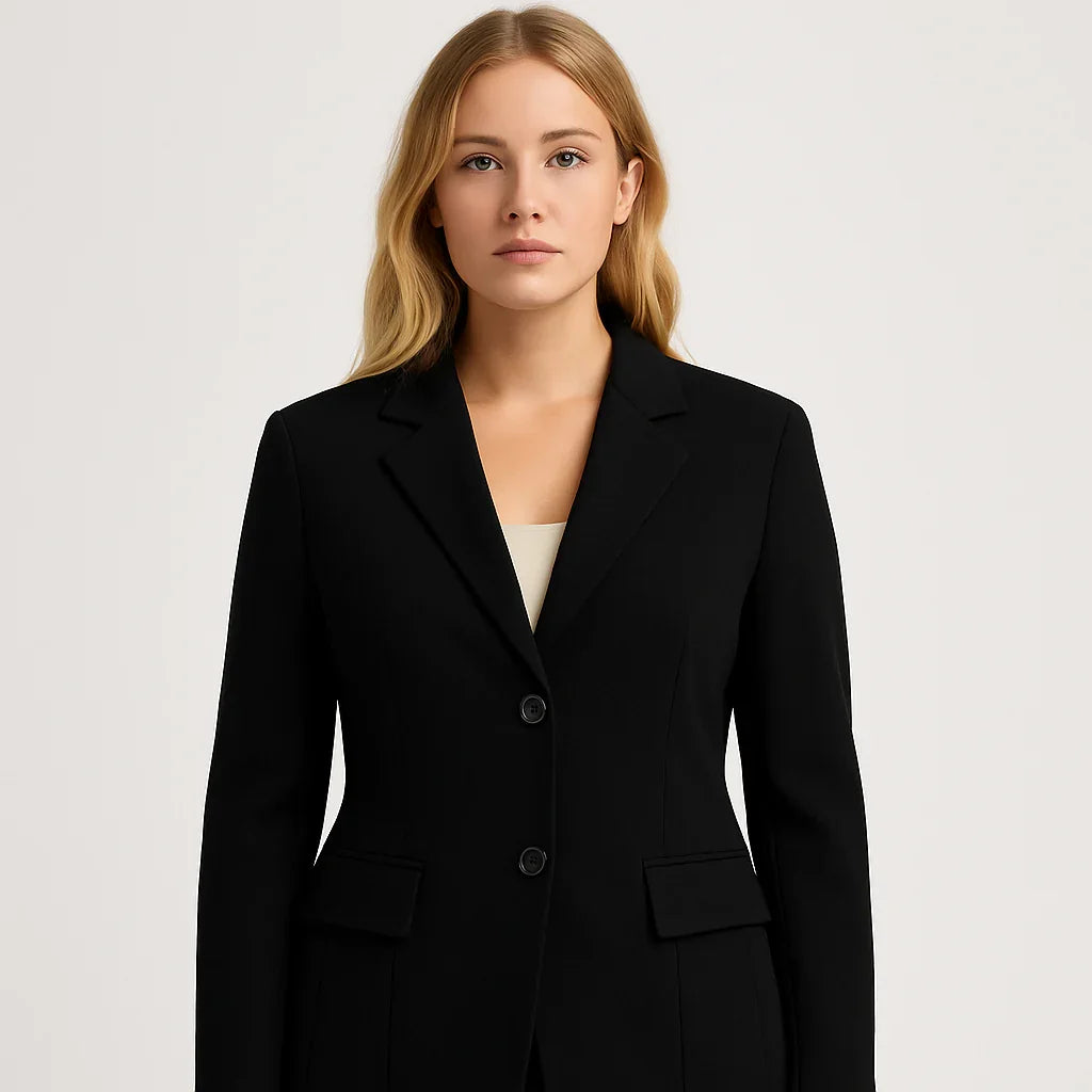 Klassisk svart skräddarsydd kavaj med två knappar fram och skårad revers.