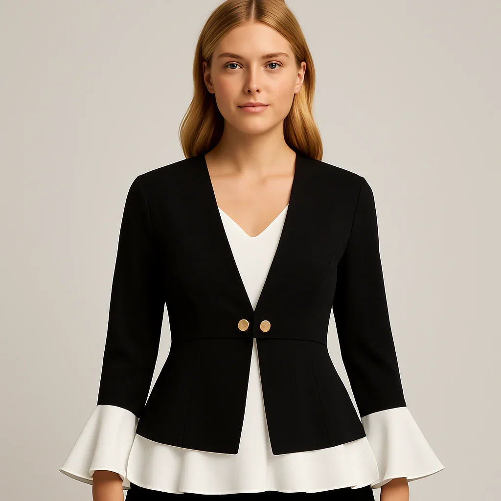 Svart kavaj med guldknappar, lager på lager i vit kant och utsvängda manschetter