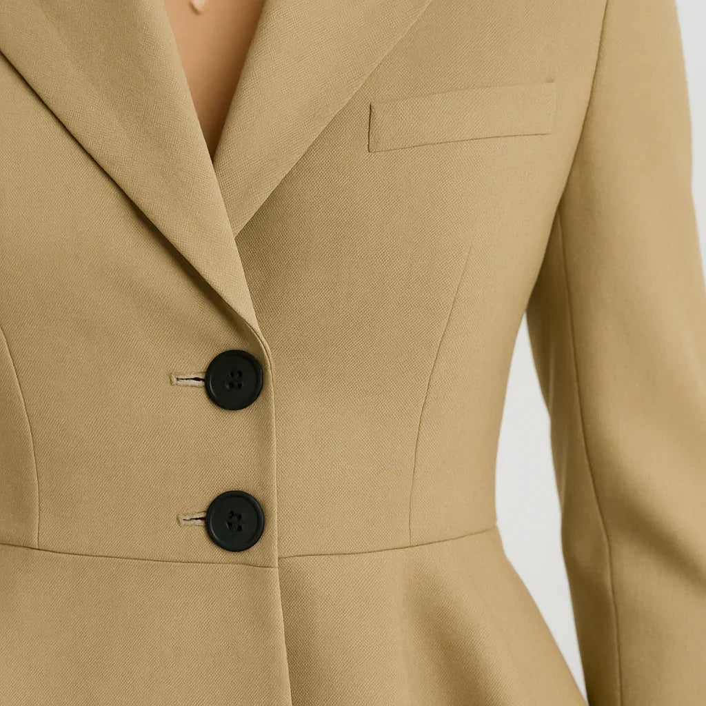 Beige peplumkavaj med dubbelknäppning och skräddarsydd passform