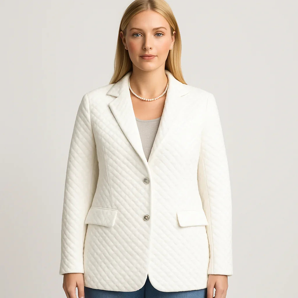 Vit texturerad kavaj med quiltat tyg och två knappar fram