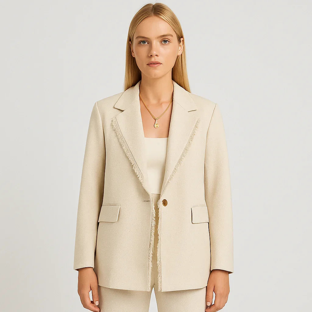 Beige kavaj med fransad revers och enkelknappsstängning