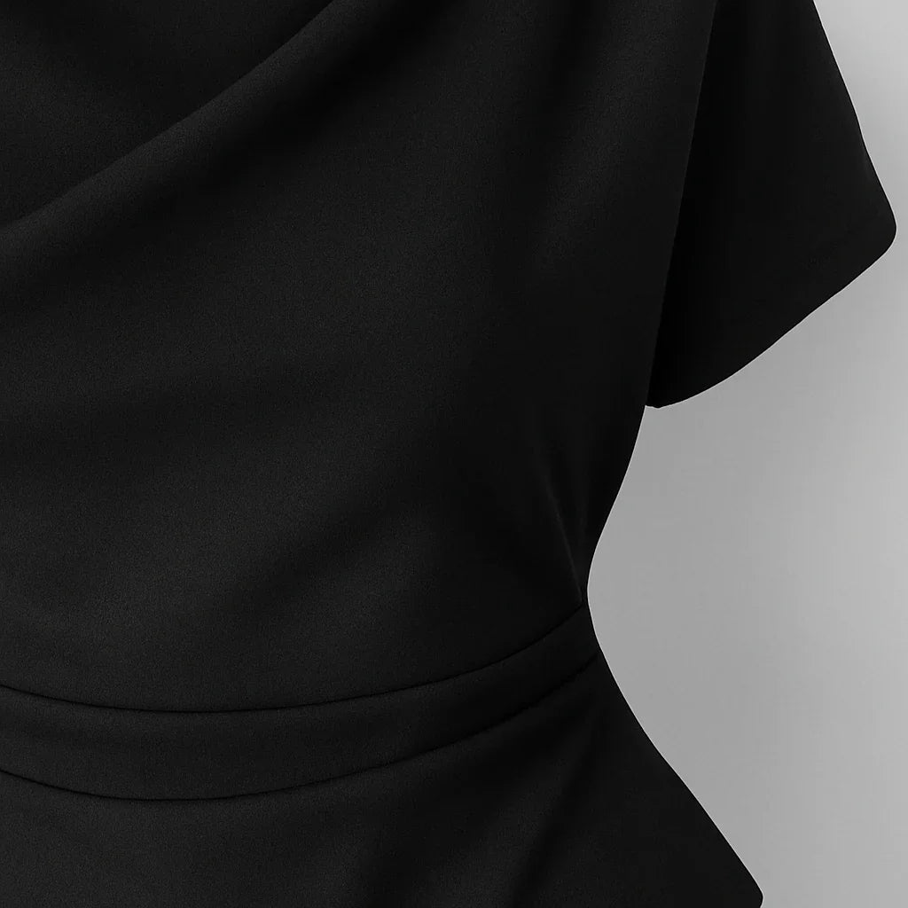 Svart draperad kortärmad topp med insvängd midja och hög halsringning