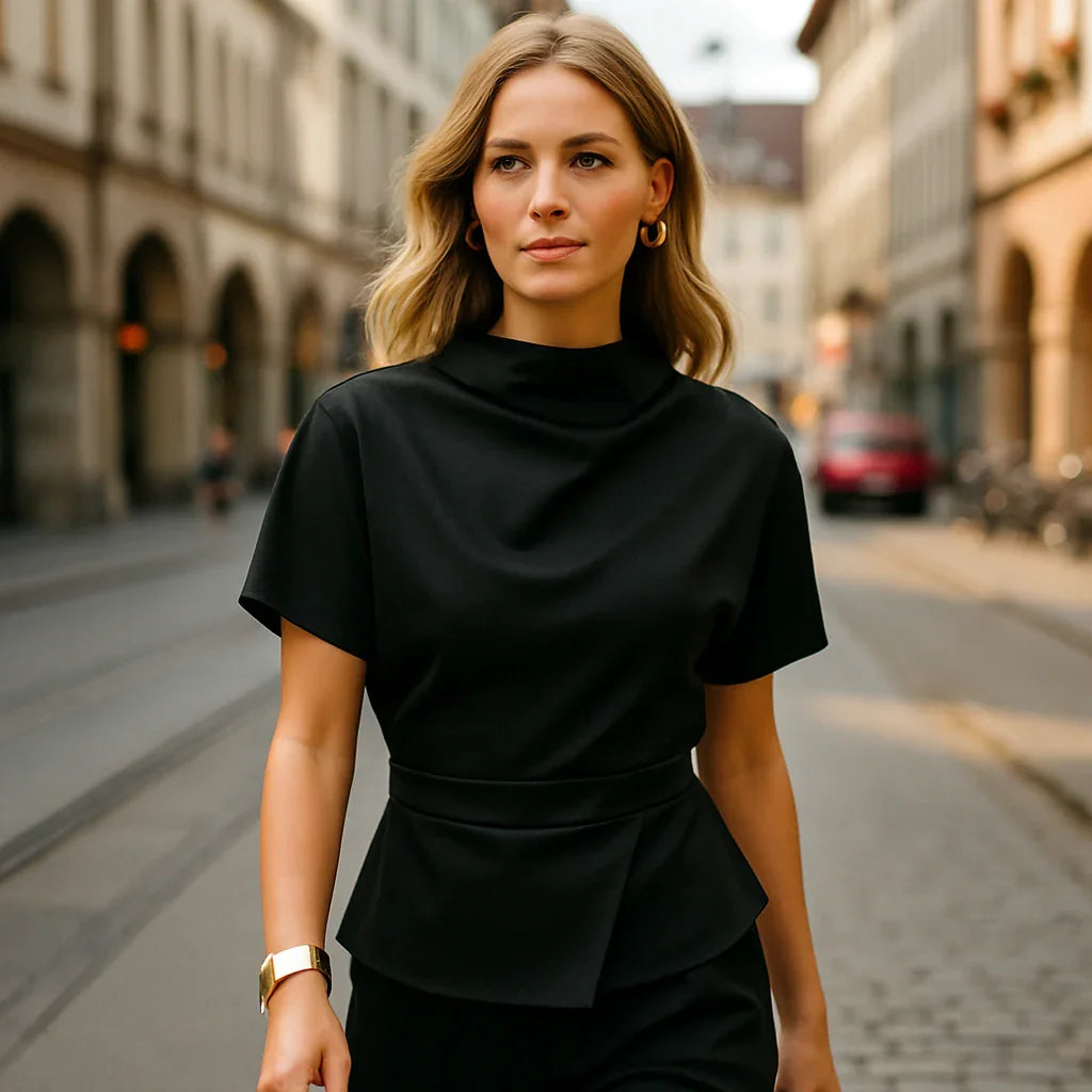 Svart draperad kortärmad topp med insvängd midja och hög halsringning