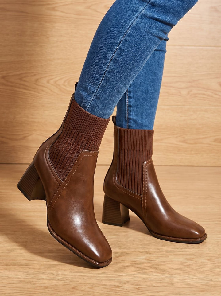Dam slip-på ankelboots med blockklack och stickad skaft, brun