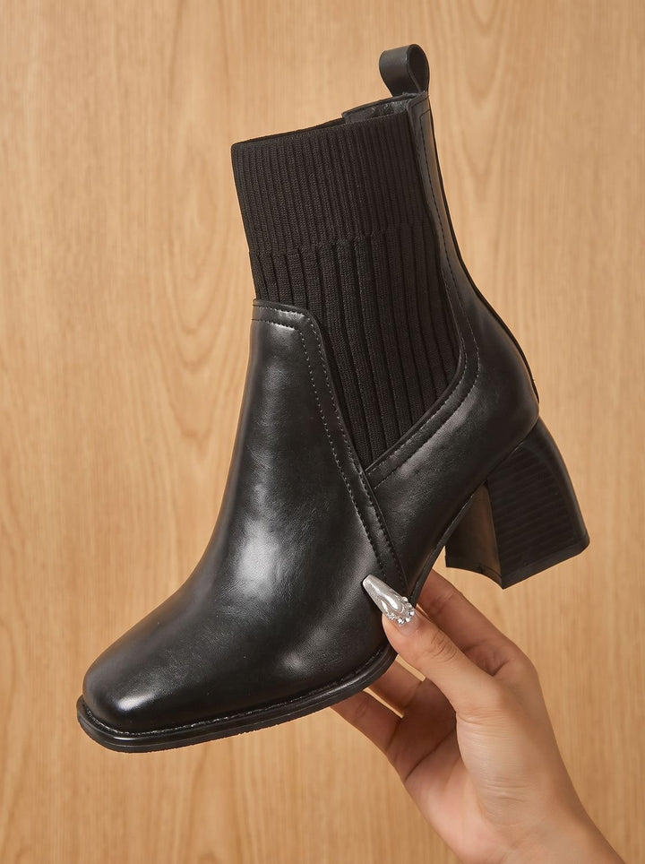 Dam slip-på ankelboots med blockklack och stickad skaft, brun