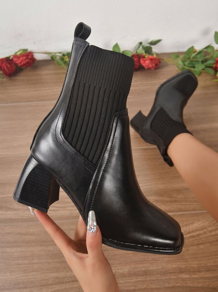 Dam slip-på ankelboots med blockklack och stickad skaft, brun