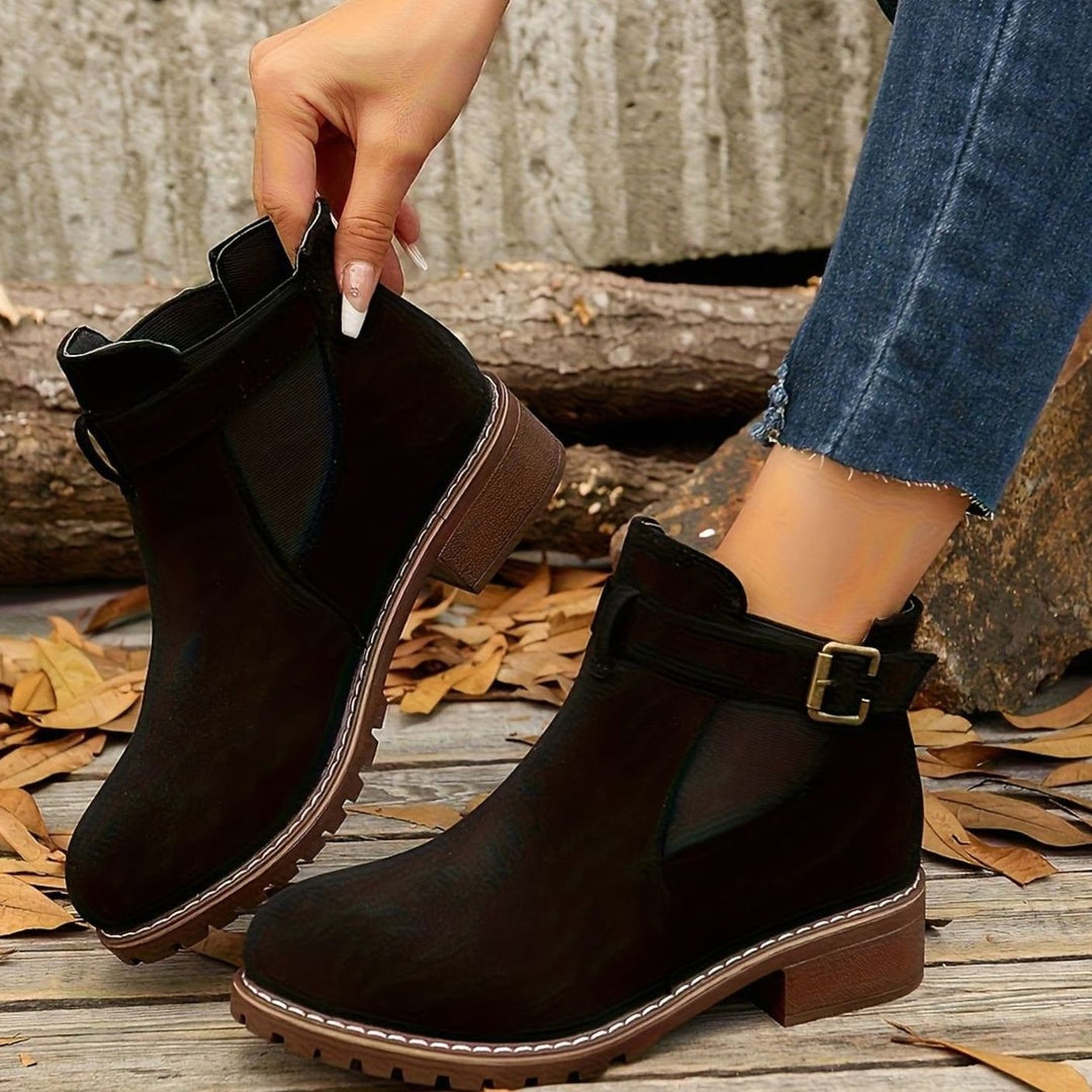 Dam ankelboots med blockklack och spänne axelband i chelsea stil