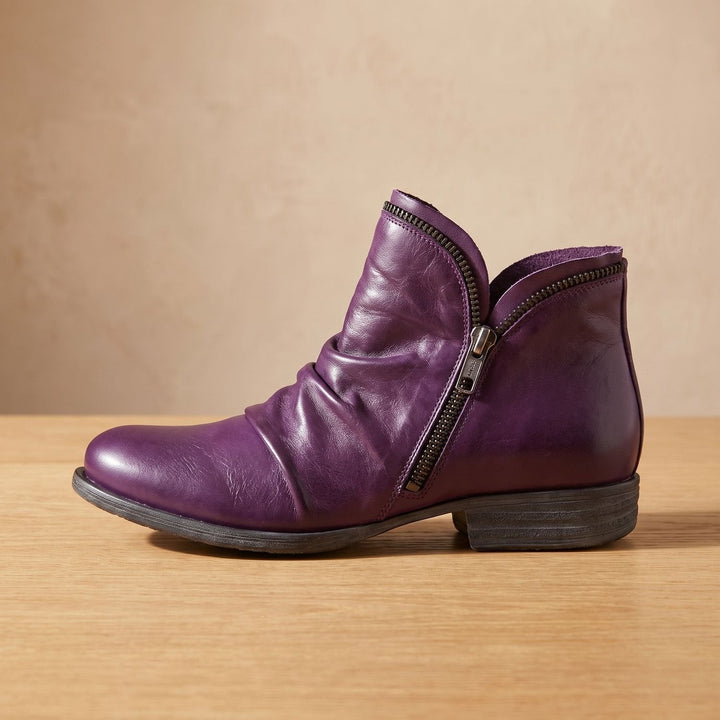 Dam ankelboots med bred passform, sidodragkedja och läderlook