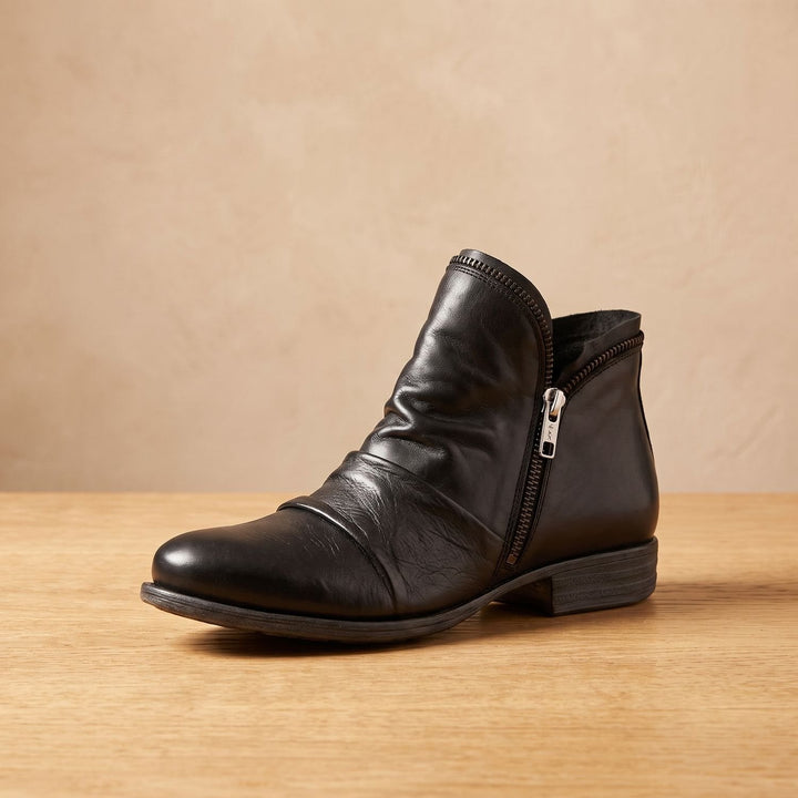 Dam ankelboots med bred passform, sidodragkedja och läderlook