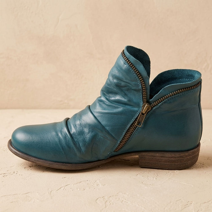 Dam ankelboots med bred passform, sidodragkedja och läderlook