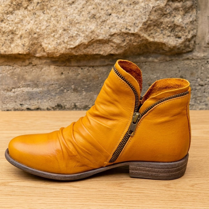 Dam ankelboots med bred passform, sidodragkedja och läderlook
