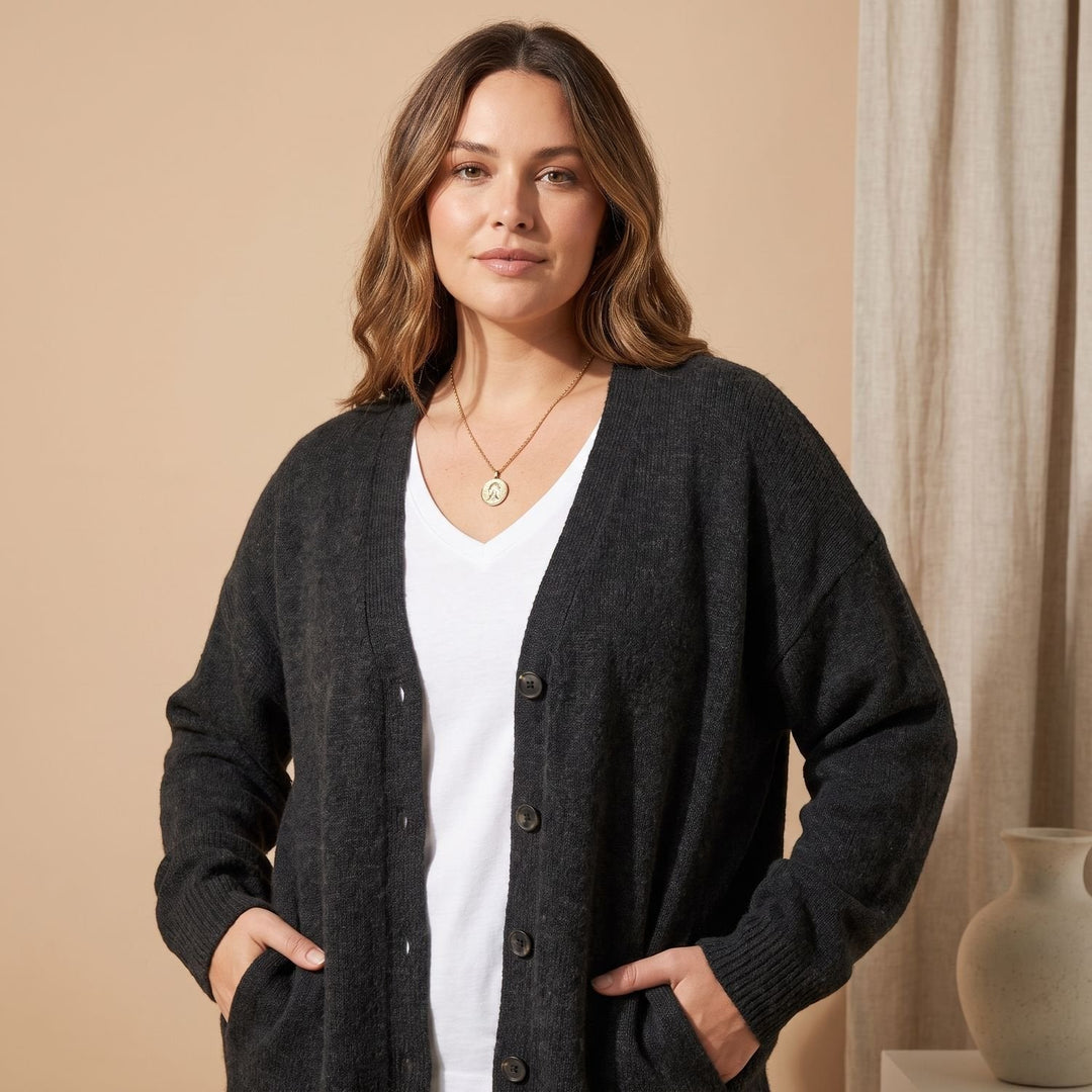 Dam stickad oversized kofta med V-ringning och knappslå