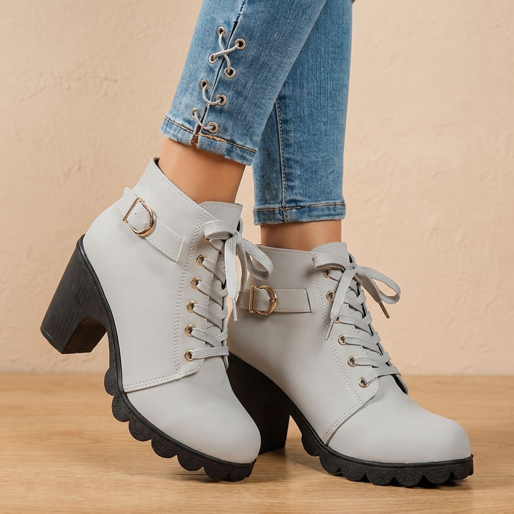 Ankelboots för kvinnor med blockklack, snörning, spänndetalj, och profil sula