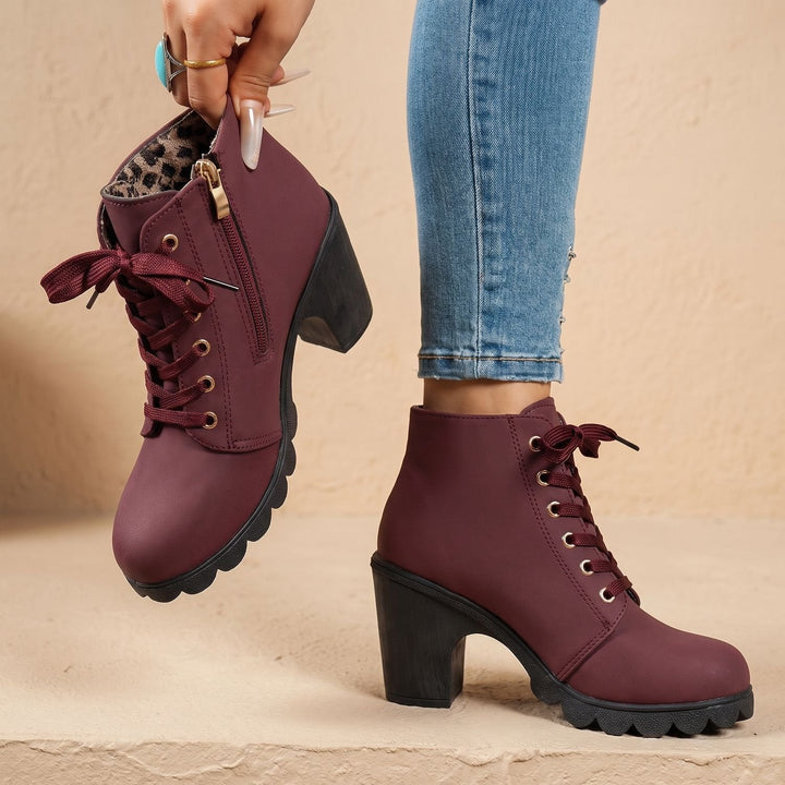 Ankelboots för kvinnor med blockklack, snörning, spänndetalj, och profil sula