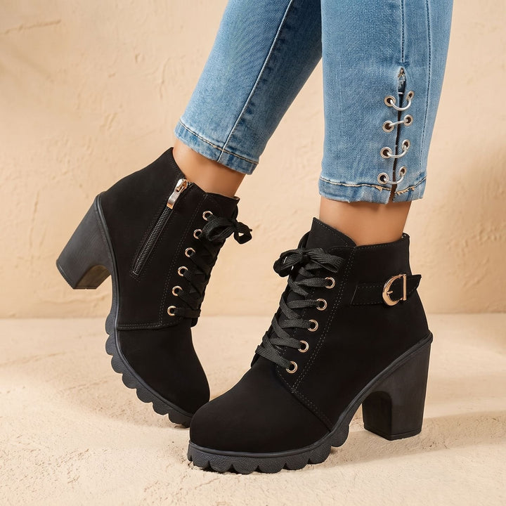 Ankelboots för kvinnor med blockklack, snörning, spänndetalj, och profil sula