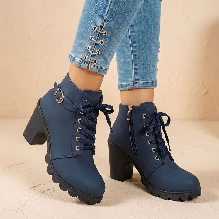 Ankelboots för kvinnor med blockklack, snörning, spänndetalj, och profil sula