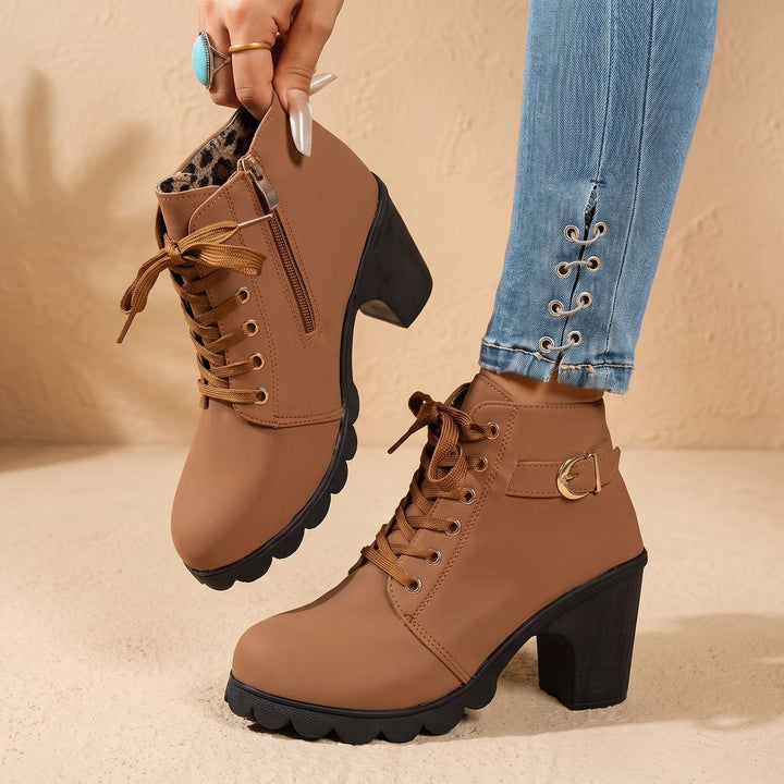 Ankelboots för kvinnor med blockklack, snörning, spänndetalj, och profil sula