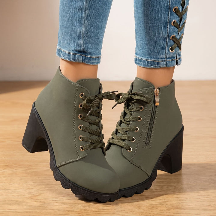 Ankelboots för kvinnor med blockklack, snörning, spänndetalj, och profil sula